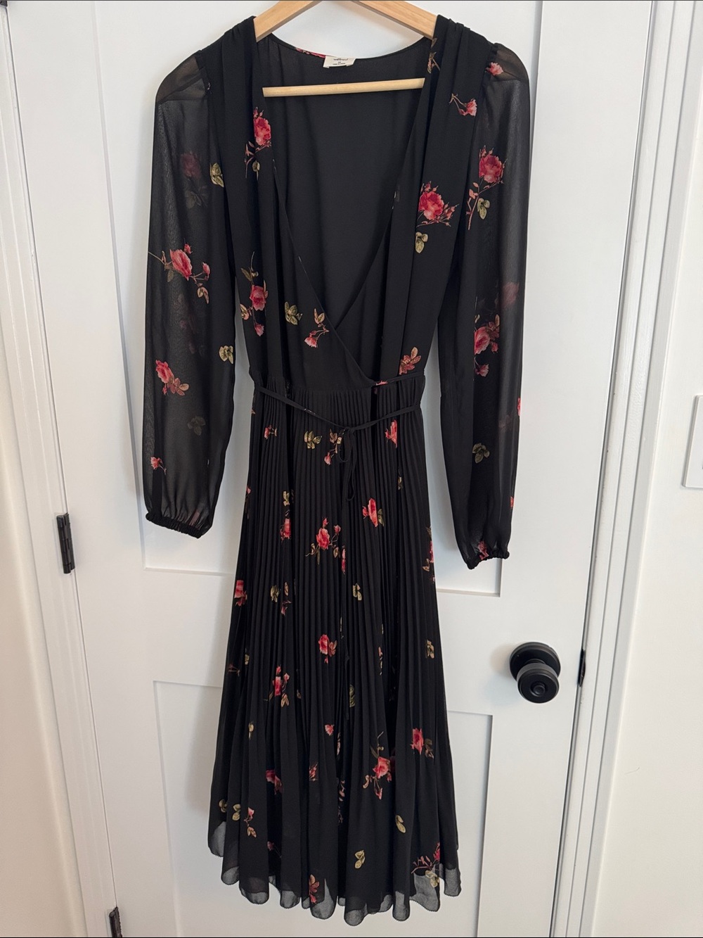 Wilfred Black Long-Sleeve Floral Pleated Midi Dress
